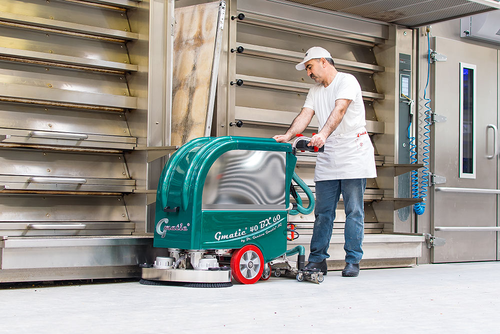 Scheuersaugmaschine Gmatic 40 BX 60 reinigt vor einem Backautomaten