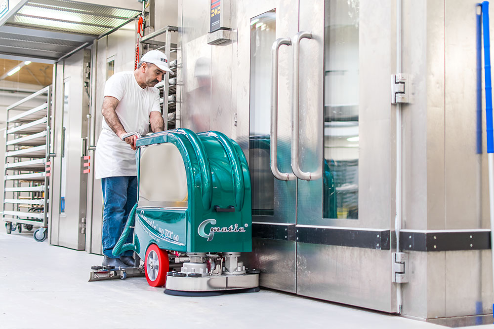 Scheuersaugmaschine Gmatic 40 BX 60 während der Reinigung einer Backstube