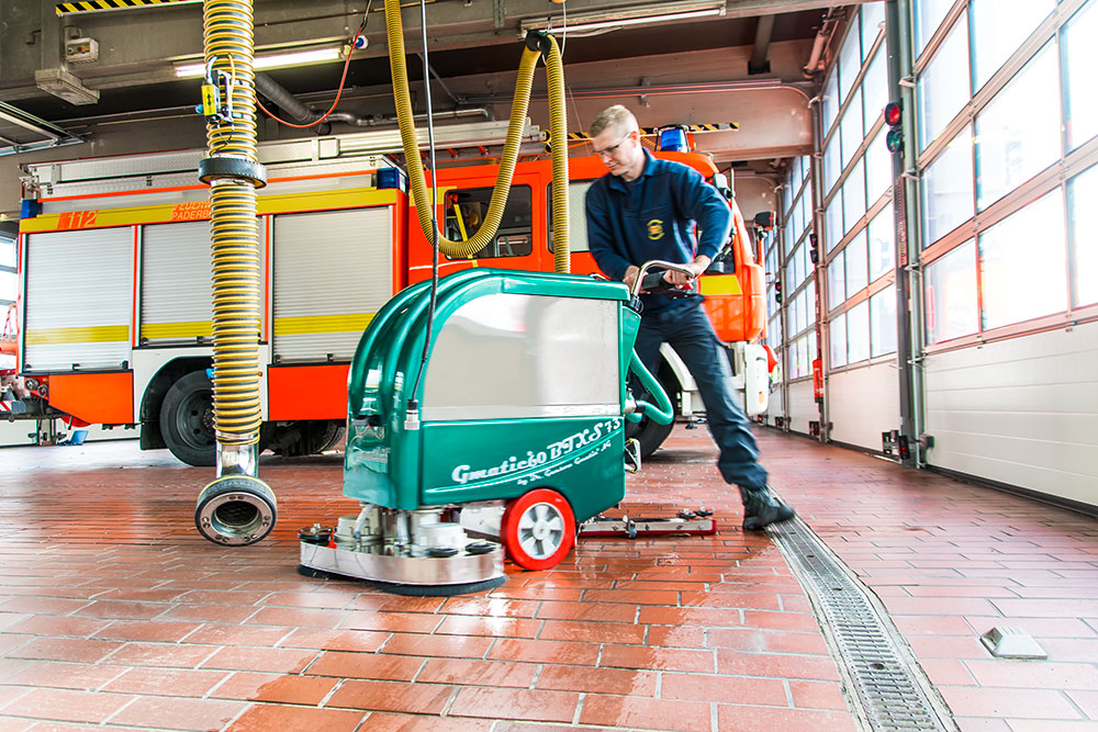 Scheuersaugmaschine Gmatic 60 BTXS 73 in der Werkstatt einer Feuerwehr