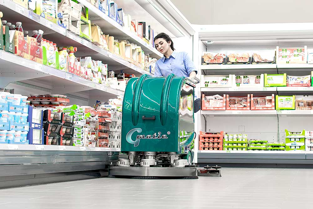 Scheuersaugmaschine Gmatic 70 BTX 85 reinigt einen Supermarkt