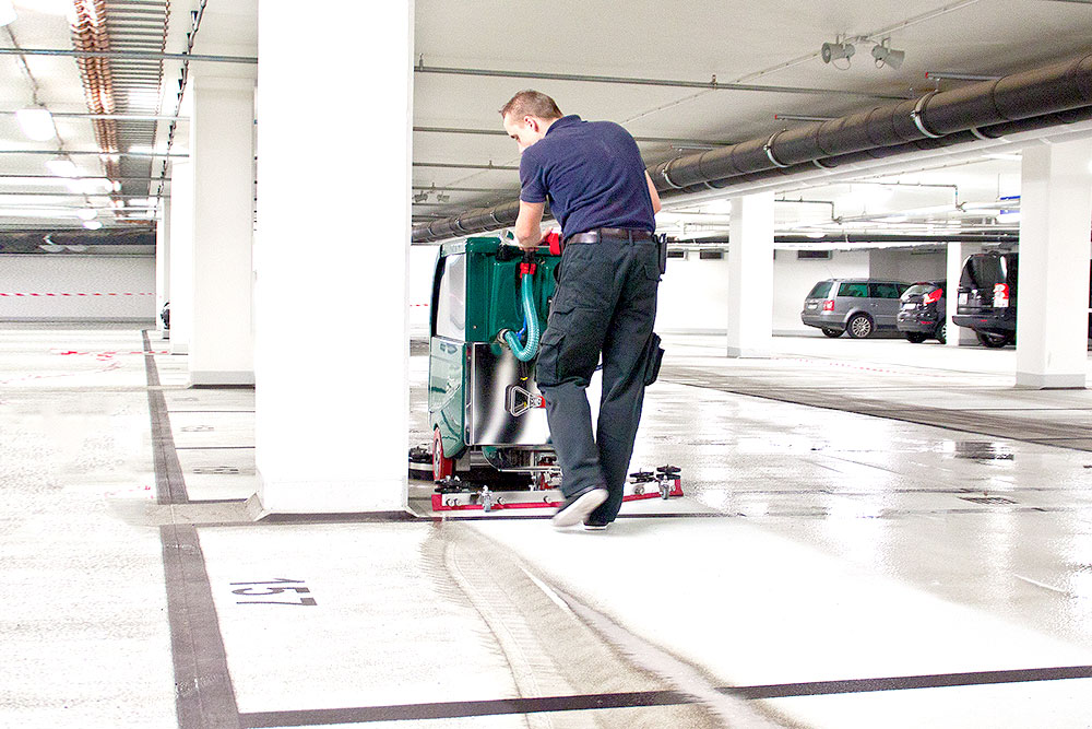 Scheuersaugmaschine Gmatic 100 BTX 95 in  einer Tiefgarage