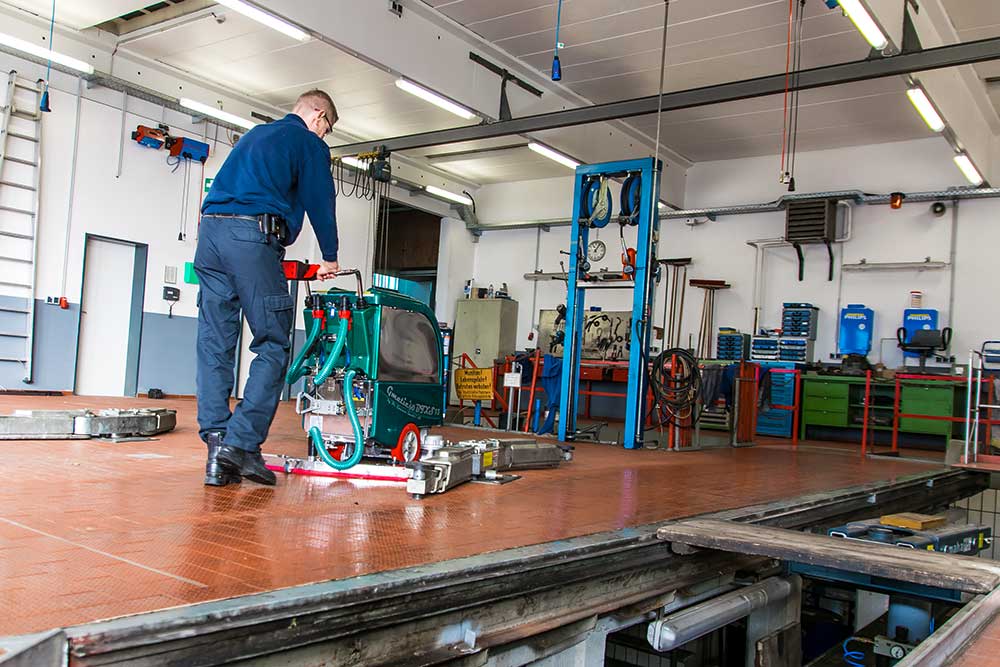 Scheuersaugmaschine während der Werkstattreinigung